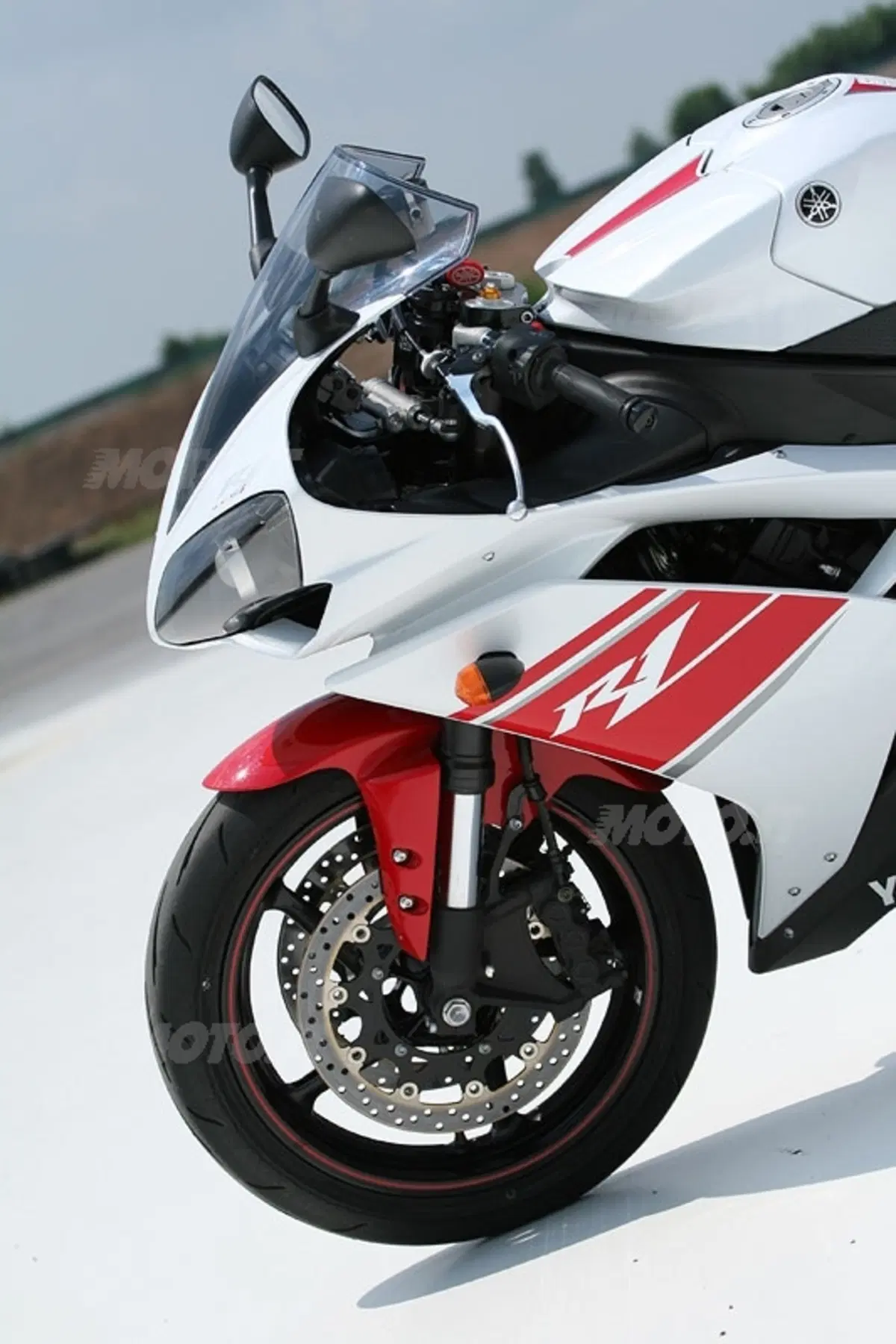 YAMAHA YZF R1 (5)