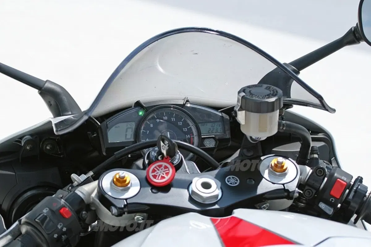 YAMAHA YZF R1 (6)