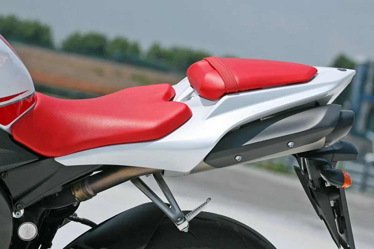 YAMAHA YZF R1 (8)