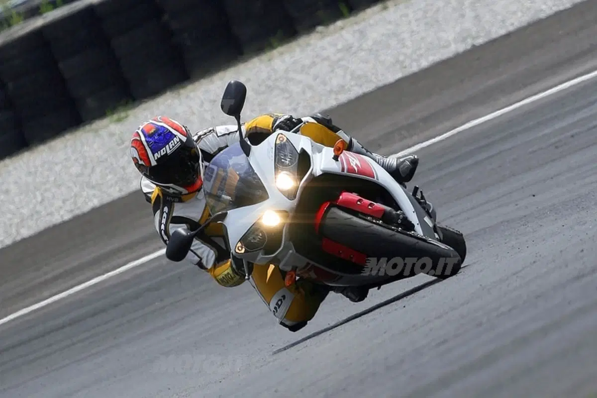 YAMAHA YZF R1 (9)