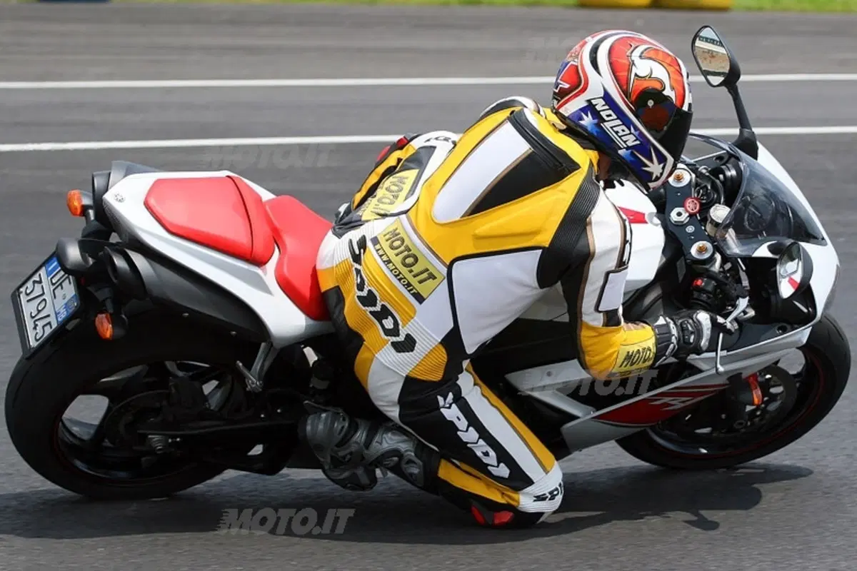 YAMAHA YZF R1 (10)