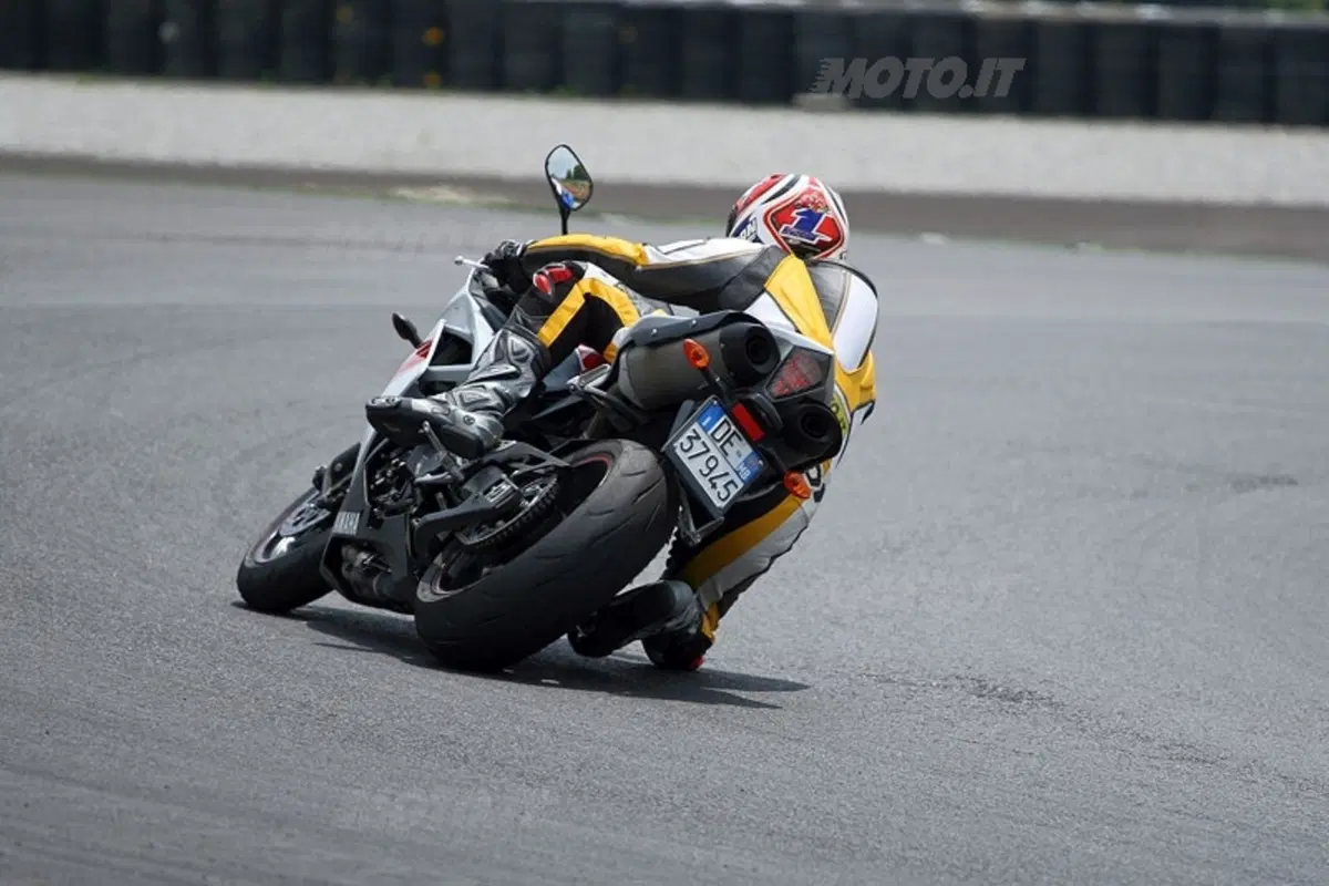YAMAHA YZF R1 (12)