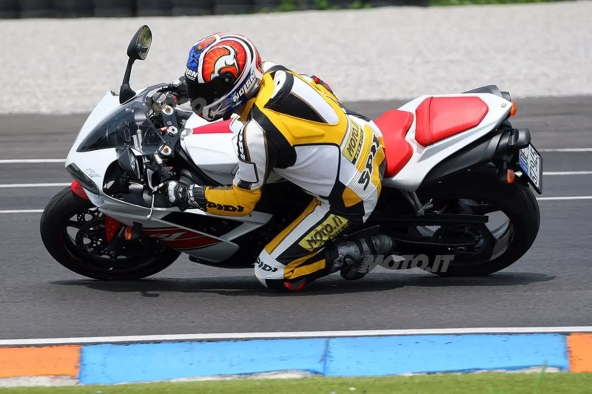 YAMAHA YZF R1 (13)