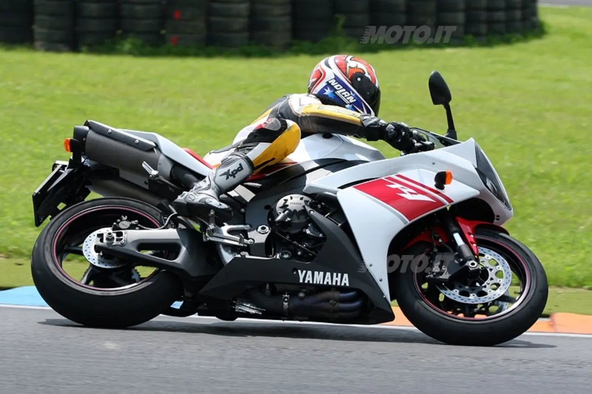 YAMAHA YZF R1 (14)