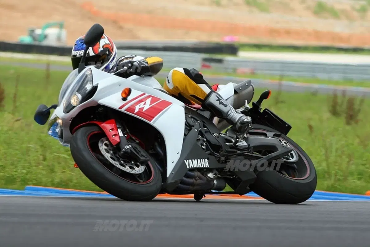 YAMAHA YZF R1 (15)