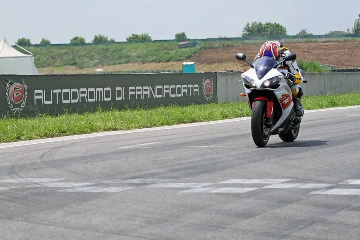 YAMAHA YZF R1 (16)