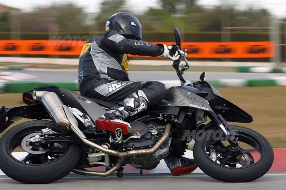 KTM 690 SM Base e Prestige (17)