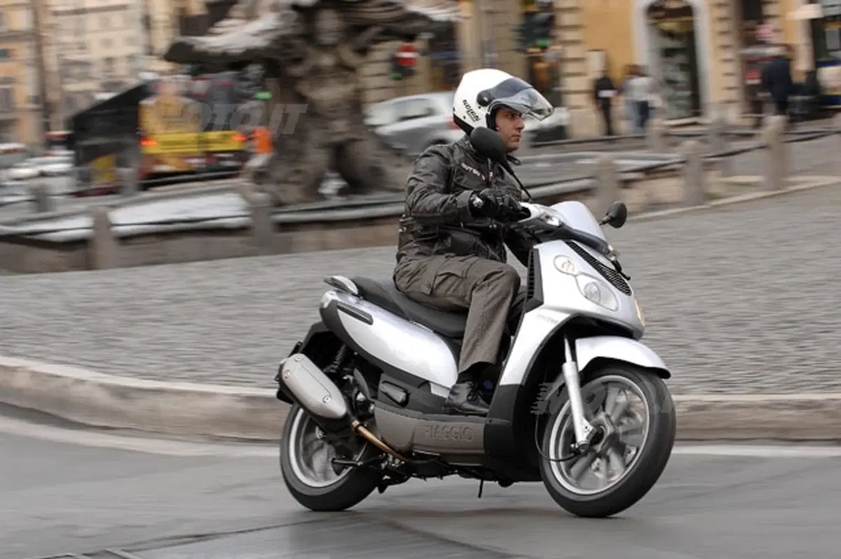 PIAGGIO Carnaby 125/200 (11)