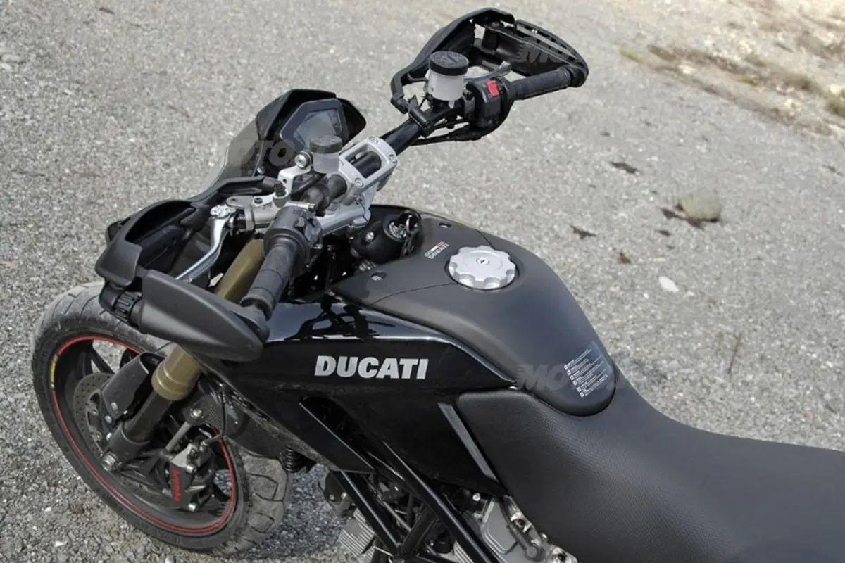 DUCATI  Hypermotard 1100 S (4)