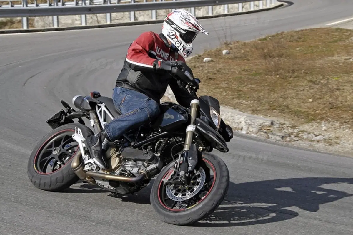 DUCATI  Hypermotard 1100 S (10)