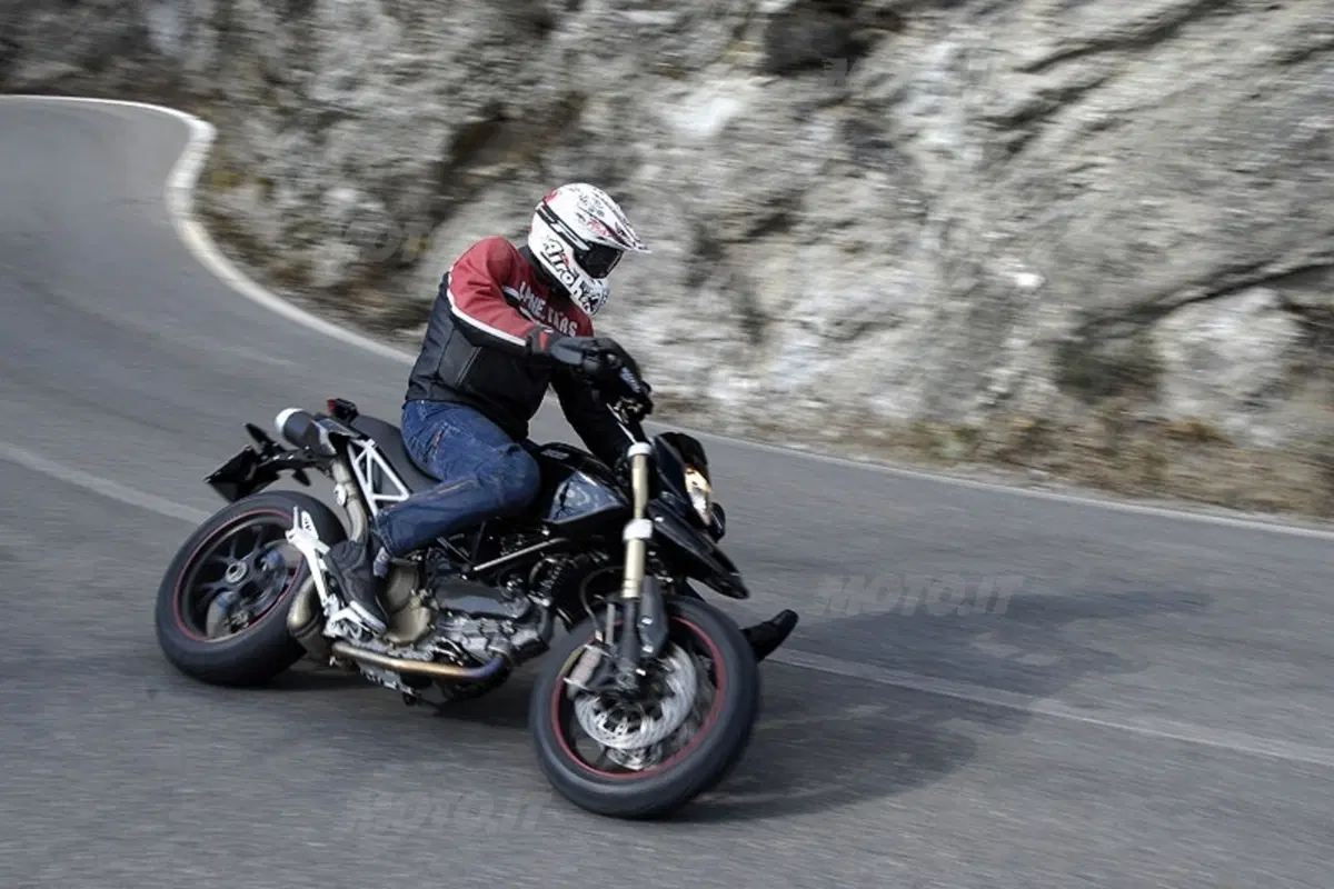 DUCATI  Hypermotard 1100 S (11)