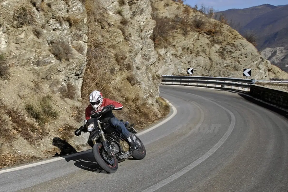 DUCATI  Hypermotard 1100 S (12)