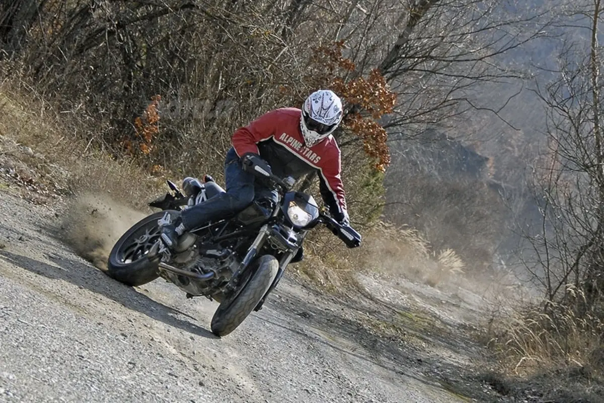 DUCATI  Hypermotard 1100 S (13)