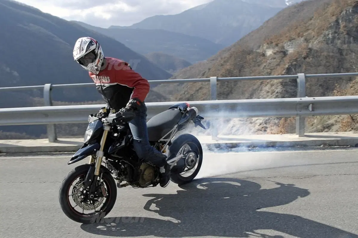 DUCATI  Hypermotard 1100 S (15)