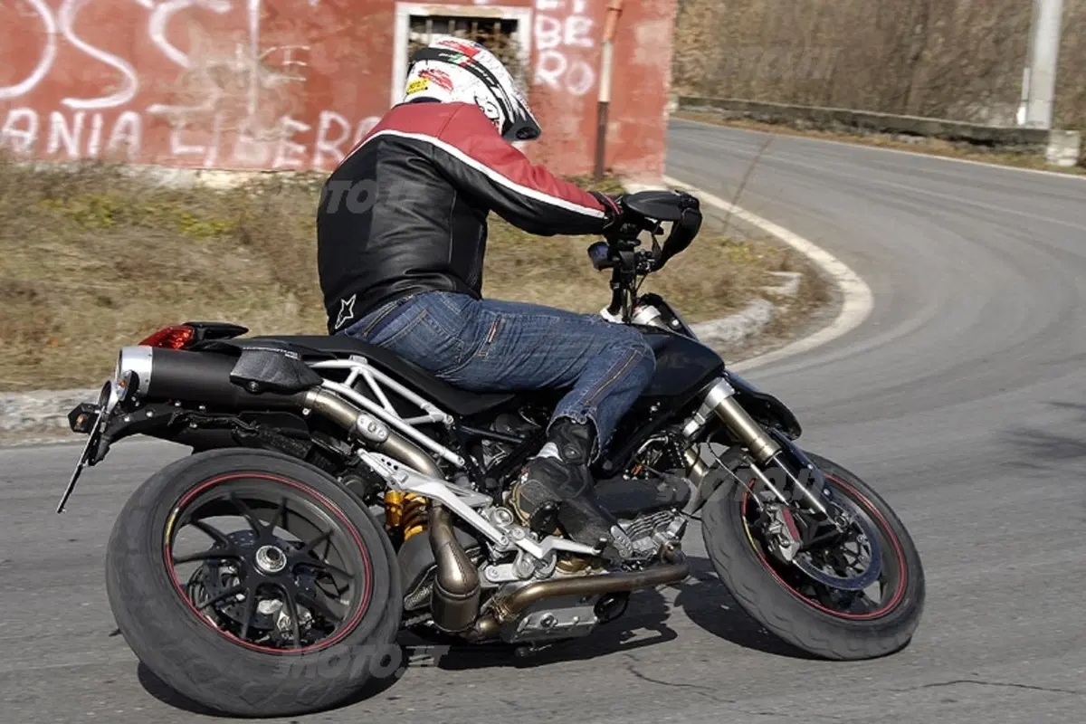 DUCATI  Hypermotard 1100 S (16)