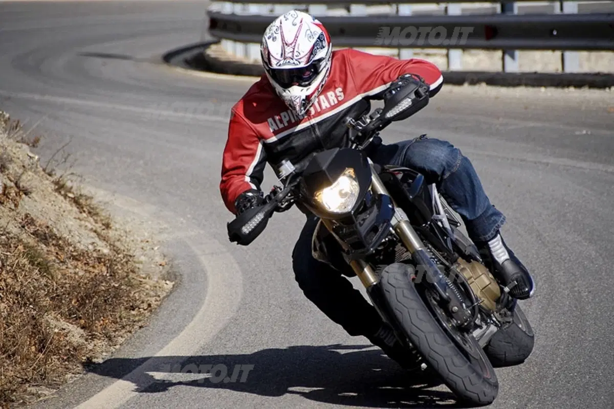 DUCATI  Hypermotard 1100 S (17)