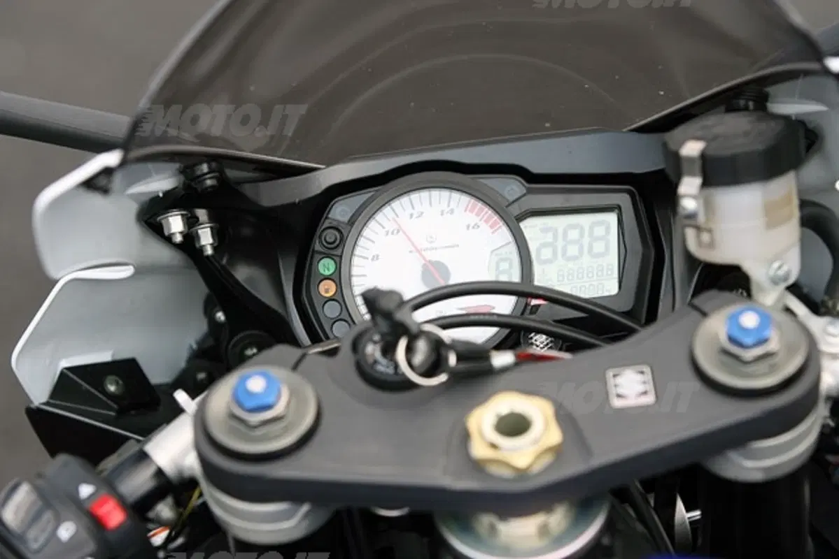 SUZUKI GSX-R 750 (5)
