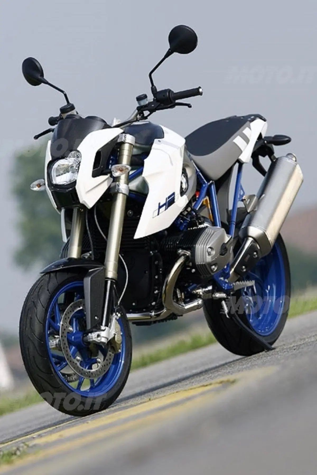 BMW HP2 Megamoto (3)