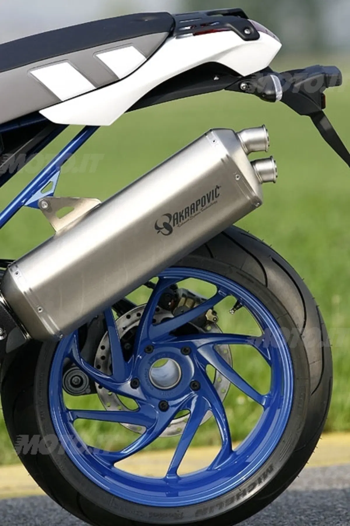 BMW HP2 Megamoto (10)