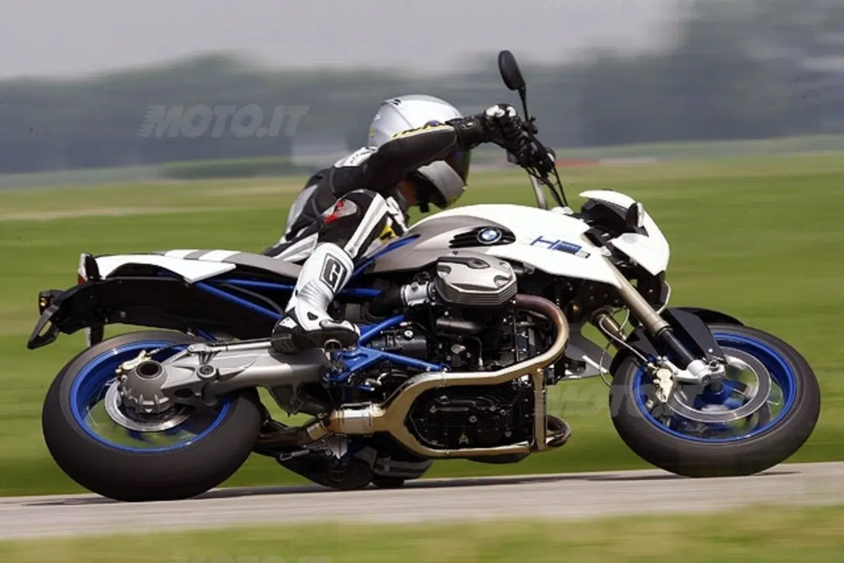 BMW HP2 Megamoto (11)
