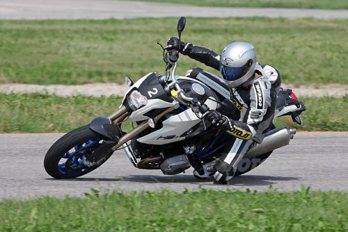 BMW HP2 Megamoto (14)
