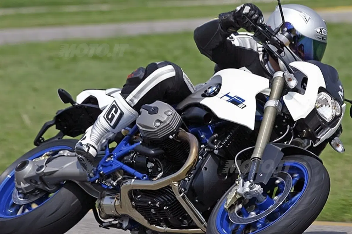 BMW HP2 Megamoto (16)