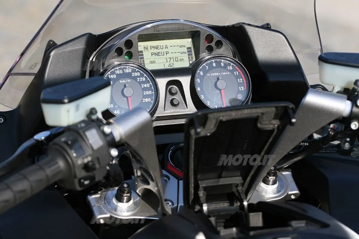 KAWASAKI GTR 1400 (5)