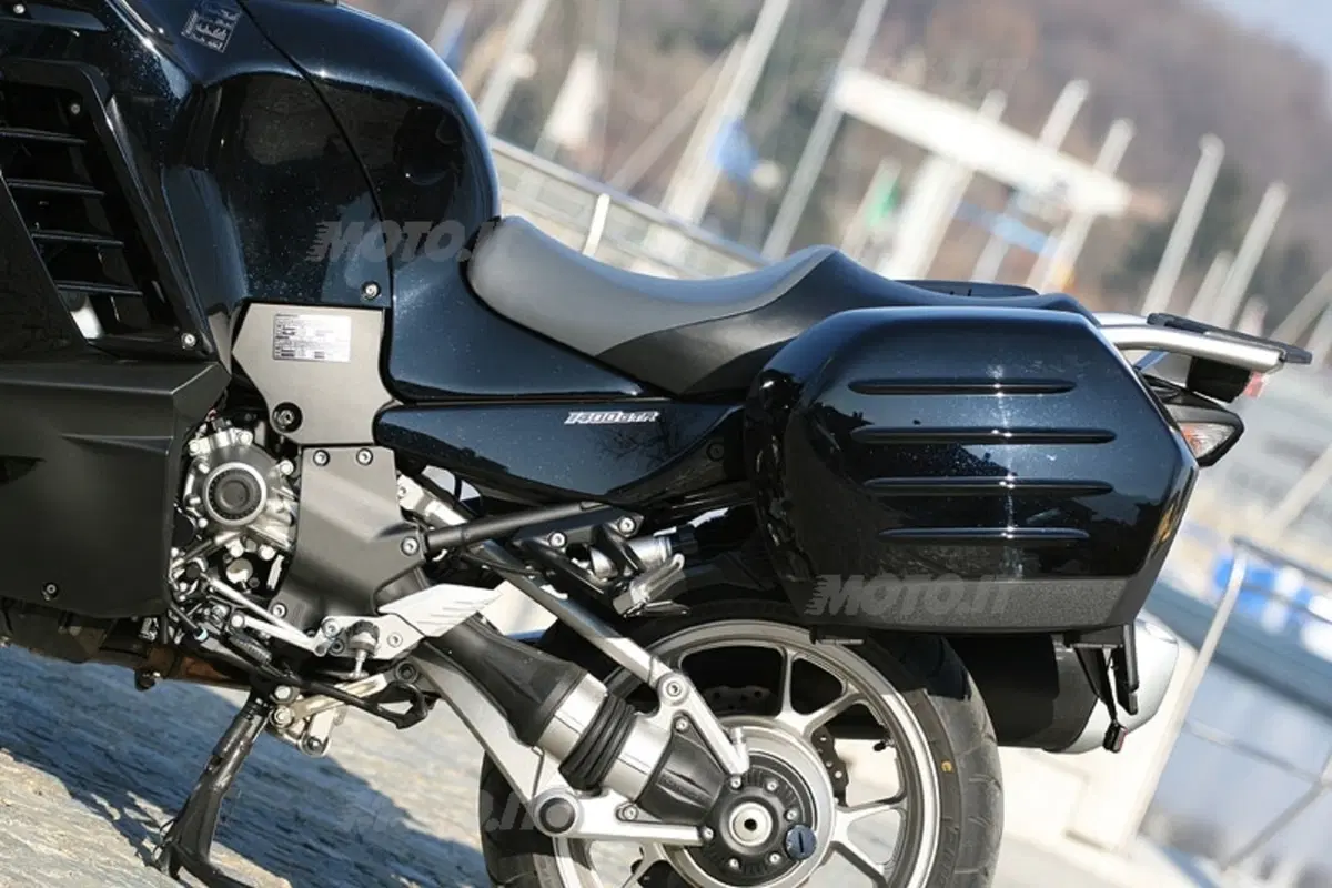KAWASAKI GTR 1400 (6)