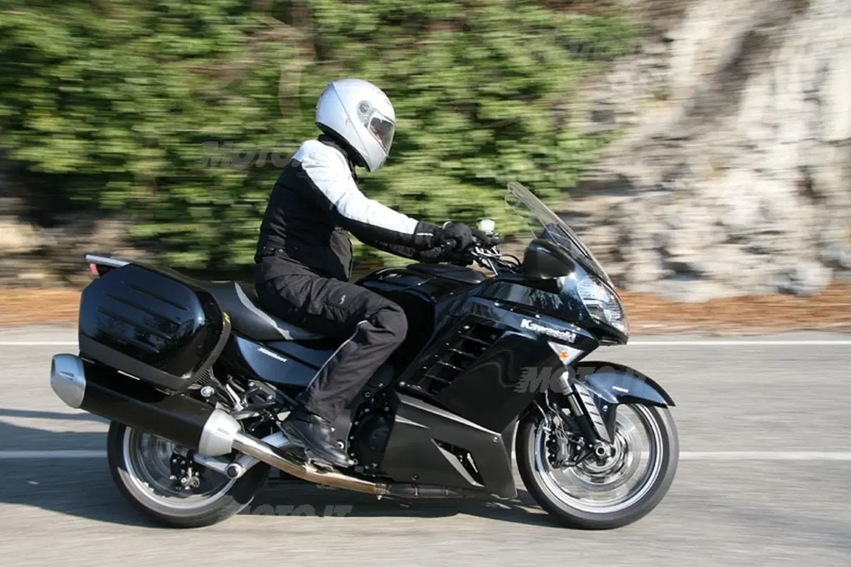 KAWASAKI GTR 1400 (14)