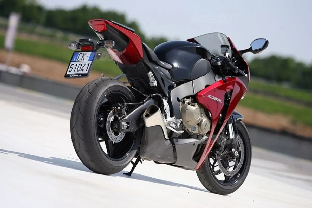 HONDA CBR 1000RR Fireblade (2)