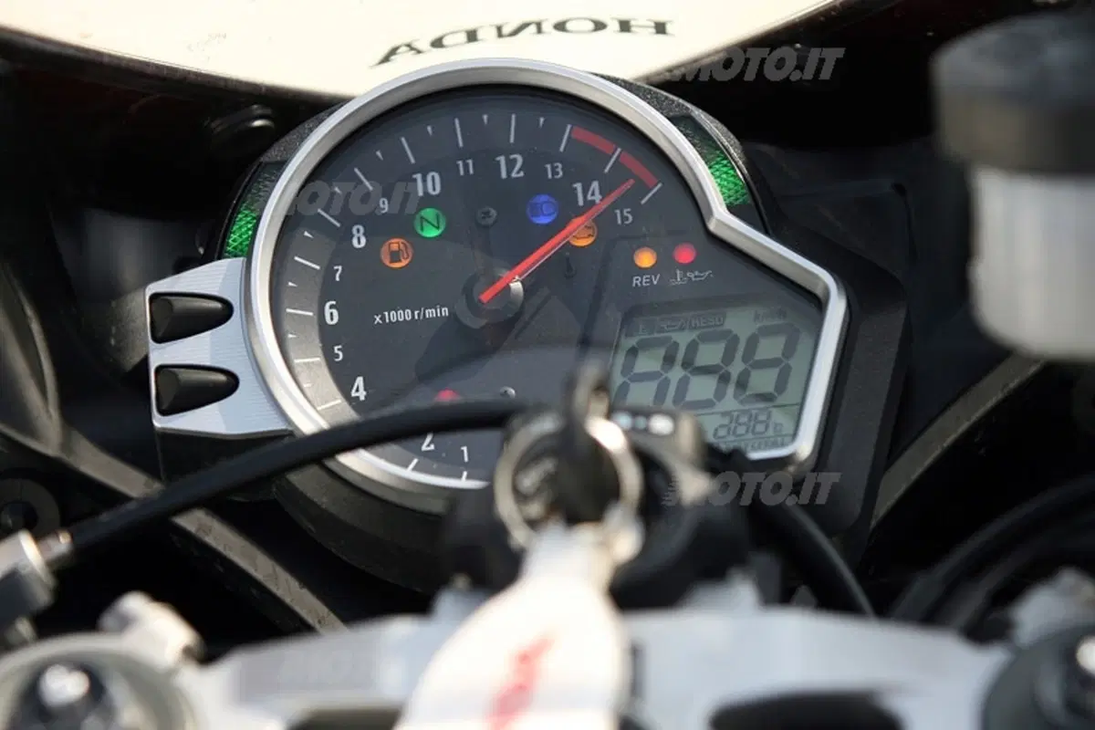 HONDA CBR 1000RR Fireblade (6)