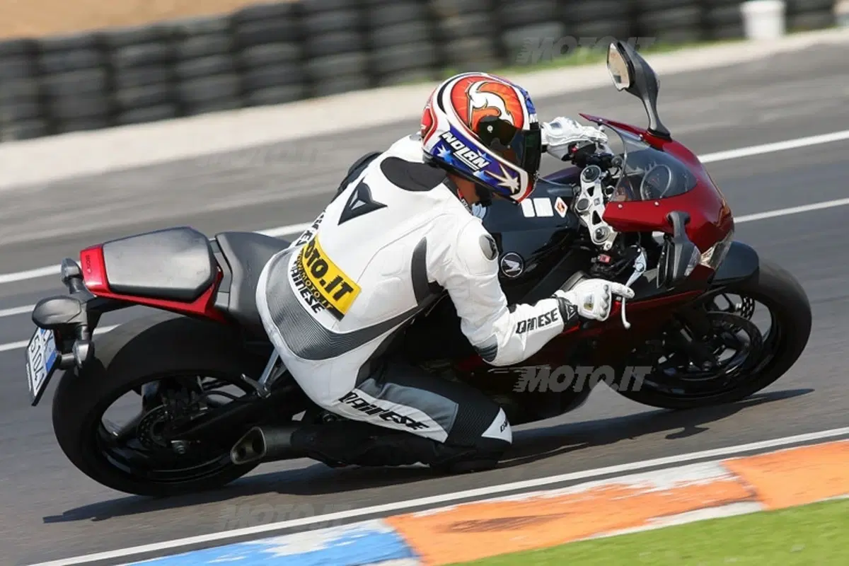 HONDA CBR 1000RR Fireblade (11)