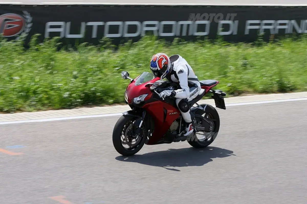 HONDA CBR 1000RR Fireblade (17)
