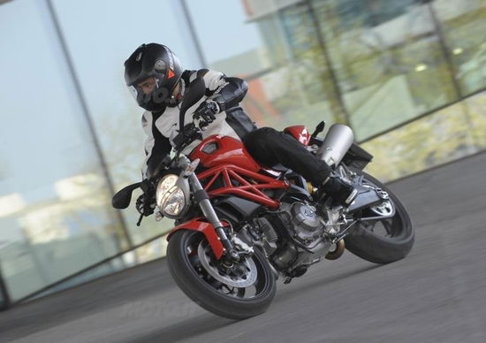 DUCATI Monster 696