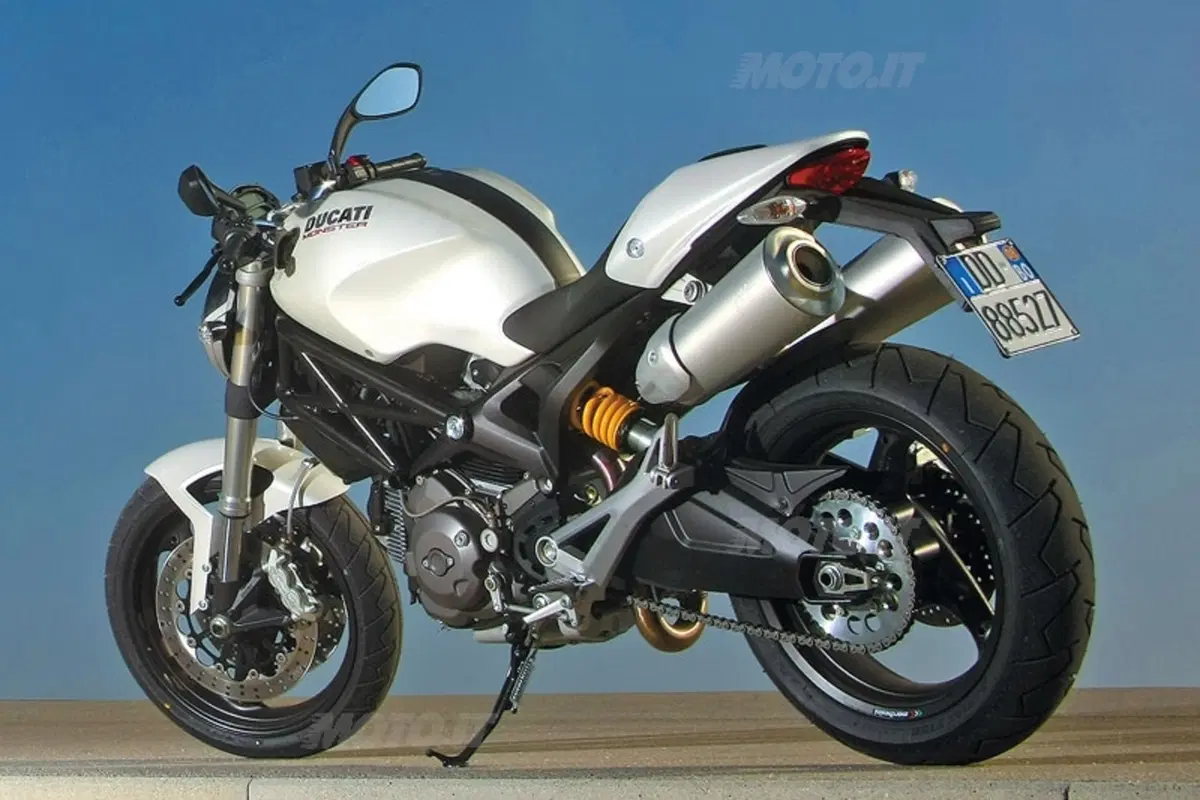 DUCATI Monster 696 (2)