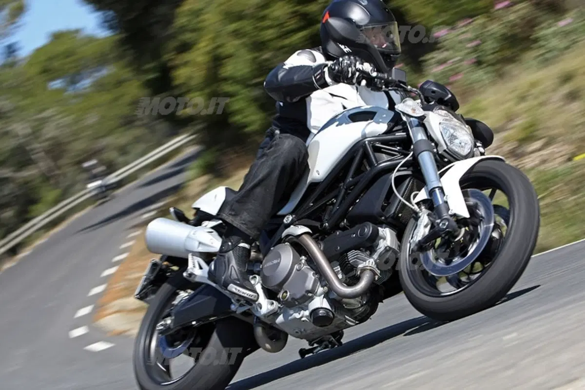 DUCATI Monster 696 (11)