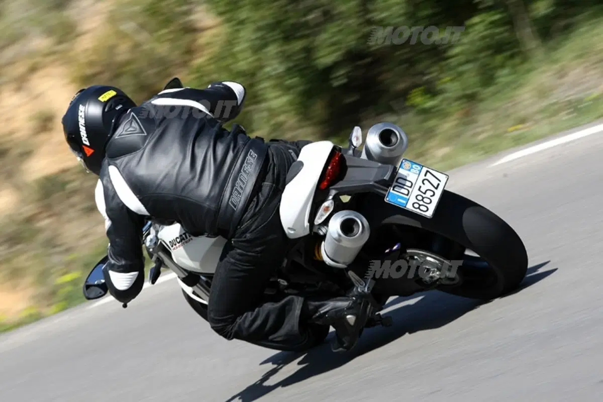DUCATI Monster 696 (12)