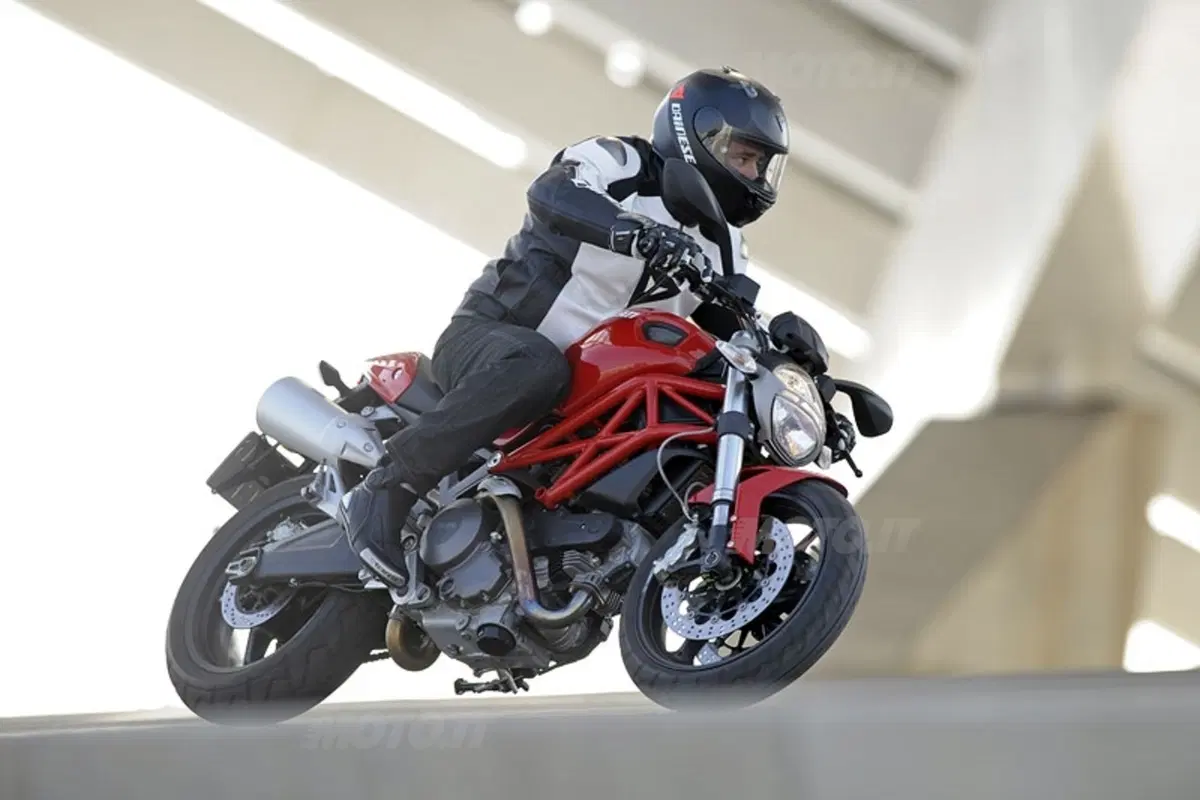 DUCATI Monster 696 (13)