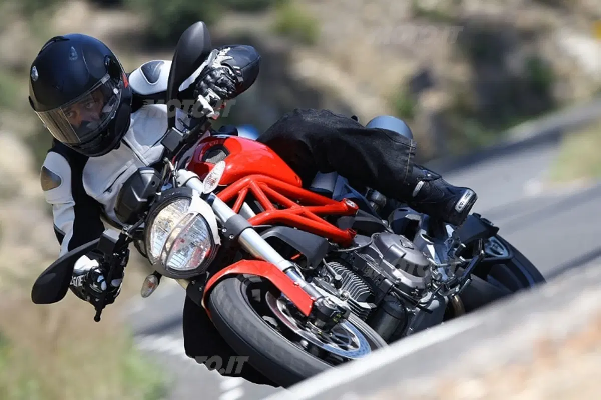 DUCATI Monster 696 (15)
