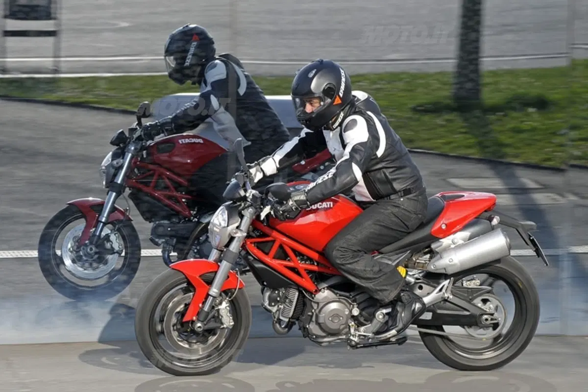 DUCATI Monster 696 (19)