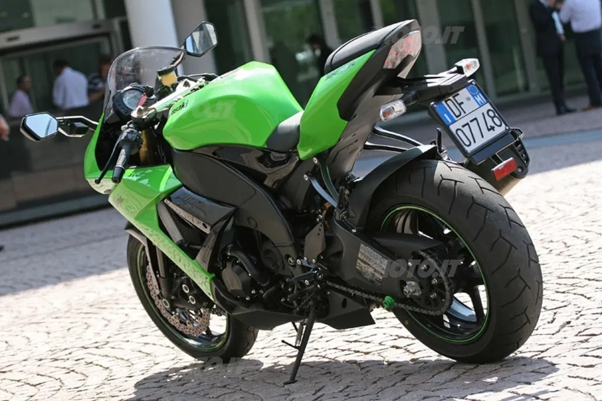 KAWASAKI Ninja ZX-10R (2)