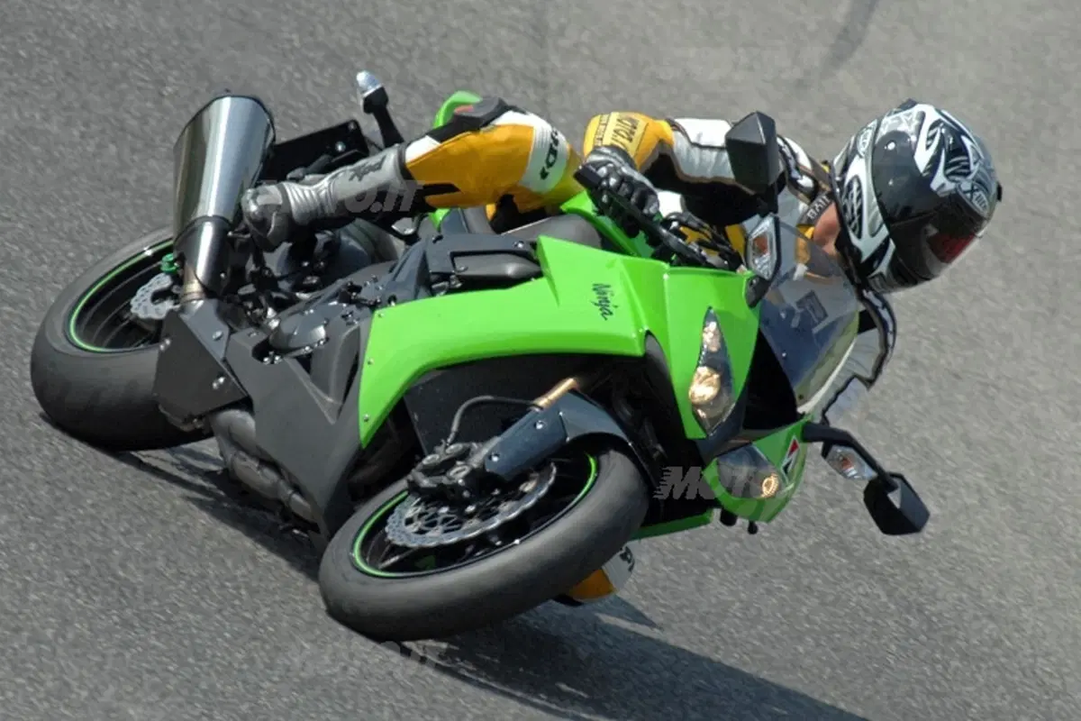 KAWASAKI Ninja ZX-10R (12)