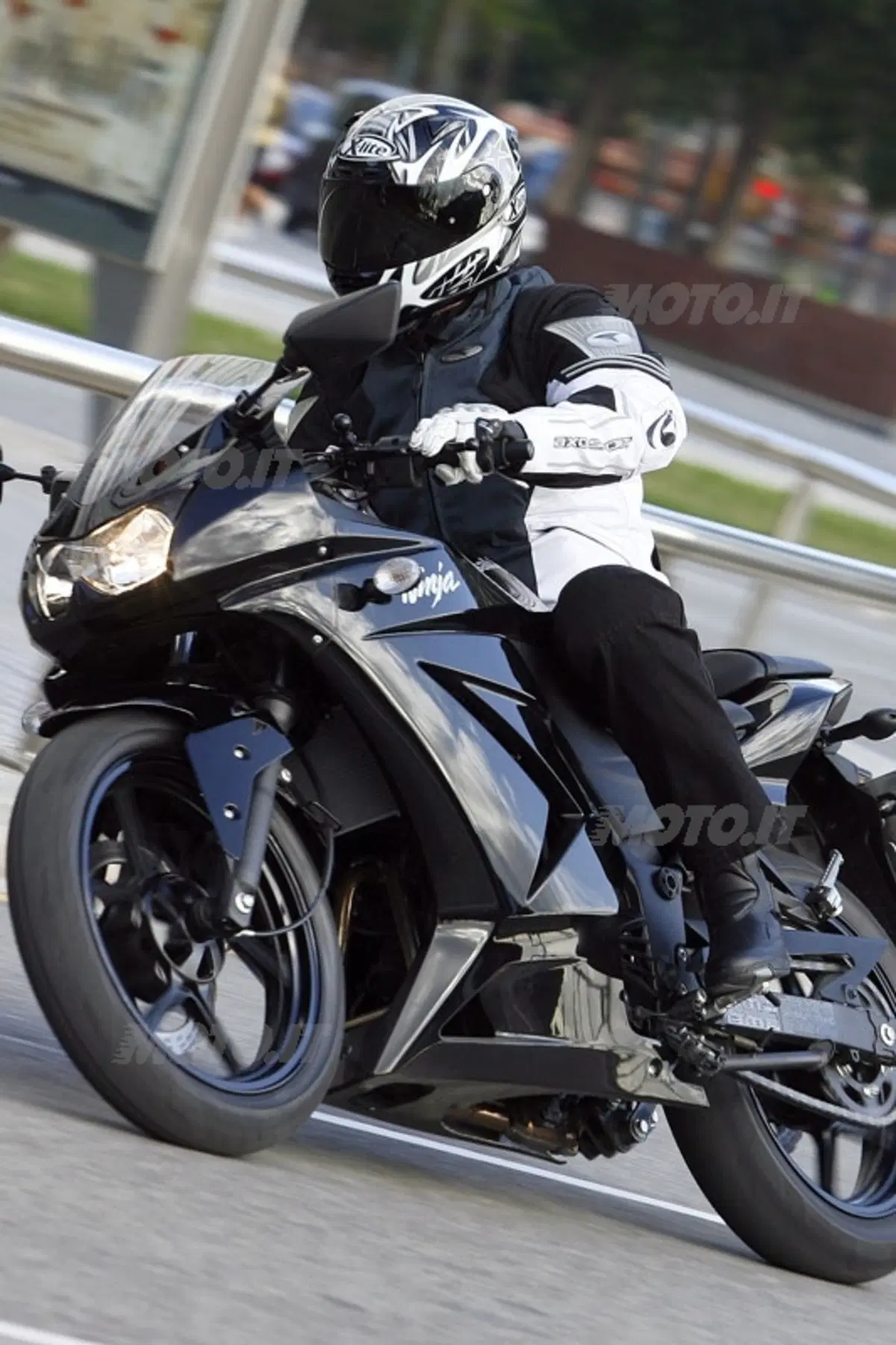 KAWASAKI Ninja 250R (10)