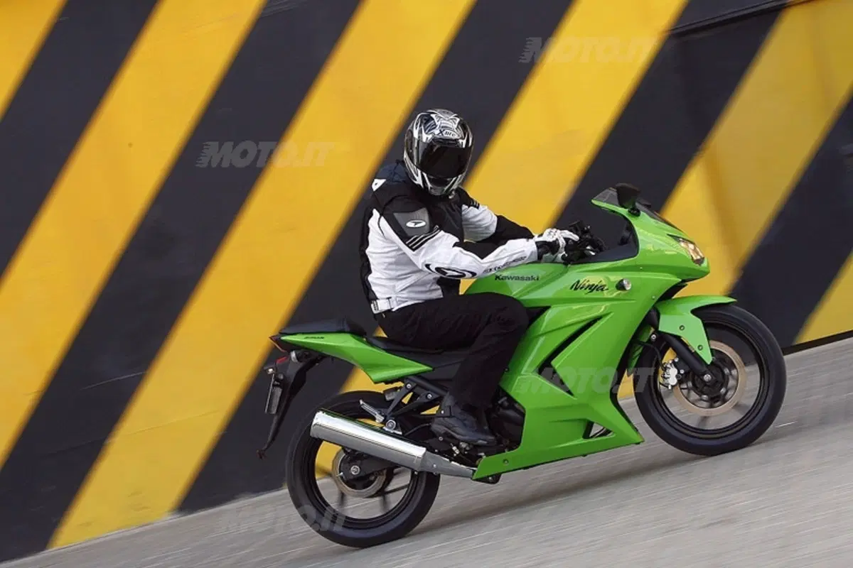 KAWASAKI Ninja 250R (11)