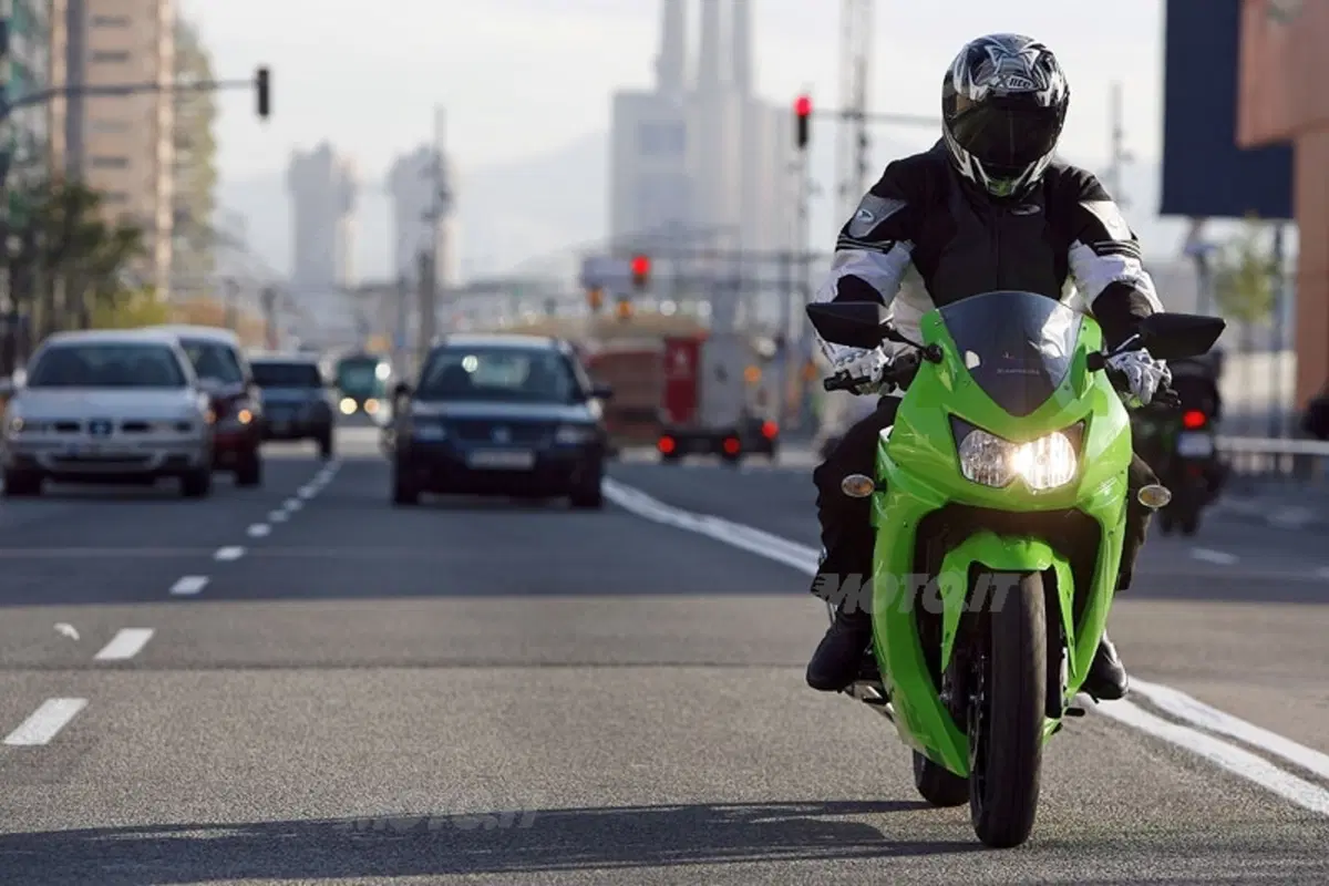 KAWASAKI Ninja 250R (13)