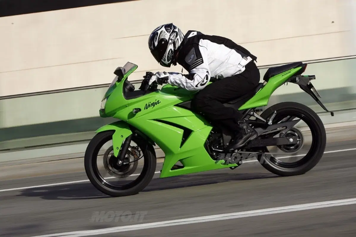 KAWASAKI Ninja 250R (15)