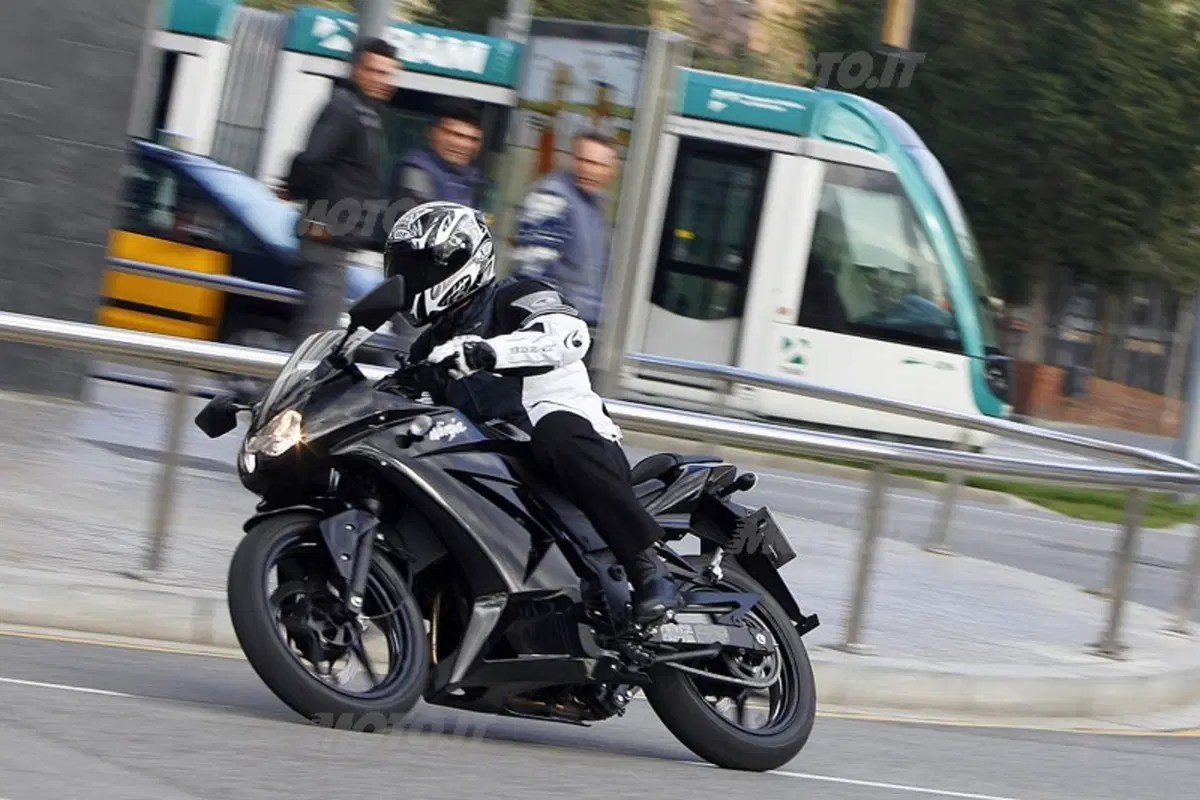 KAWASAKI Ninja 250R (16)