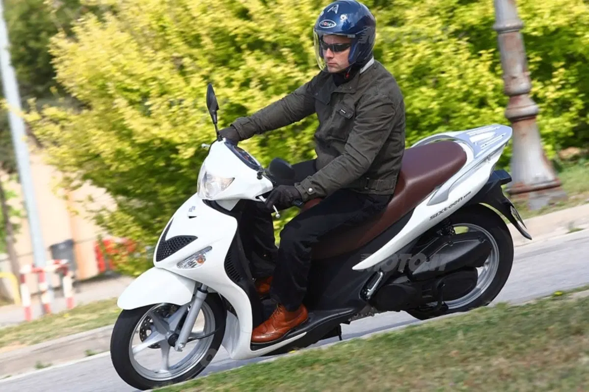 SUZUKI Sitxteen 125 e 150 (12)