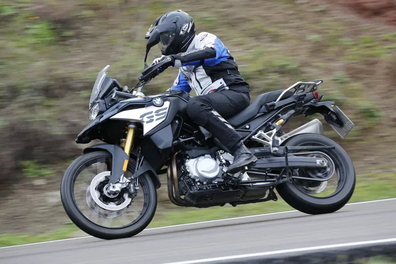 Nella guida si avverte la maggior larghezza del serbatoio (ora &egrave; tra le nostre gambe per davvero), ma non d&agrave; fastidio. Il feeling di guida &egrave; diverso dall'ancora apprezzata F800GS. La 850 &egrave; ancora maneggevole in citt&agrave; e agile tra le curve, ma ora si sta seduti sulla moto e non dentro la moto come prima