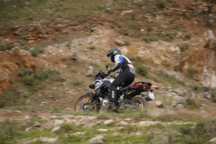  via, con le Metzeler Karoo 3 nell'anello di fuoristrada. La F850GS si guida alla perfezione in piedi e si apprezza immediatamente la rapportatura più corta e ravvicinata delle prime tre marce